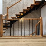 gradas moderna de madera y hierro acero