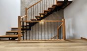 gradas moderna de madera y hierro acero